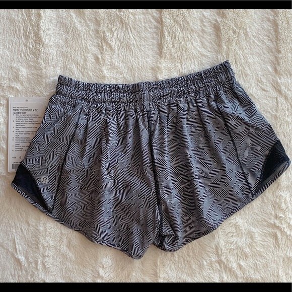 Lululemon Hotty Hot 2.5” *Lined* SW - Picture 2 of 3